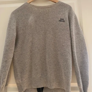Fin grå stickad tröja - Cool stickad tröja från märket Rika i stolek S. Pris 200kr