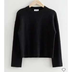 &Other stories stickad tröja  - Säljer nu min &other stories tröja i storlek M. Köpte för ca 530kr ink. Frakt, ordinarie pris 490kr Bra skick skriv för mer frågor🩷🩷