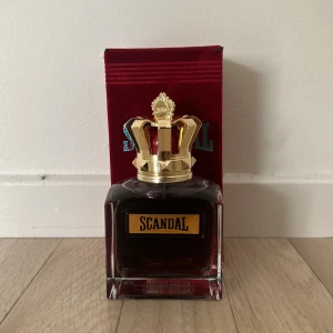 Jean Paul scandal  - Den är 100ml och det är 100 ml kvar har inte använt den. Det är än sommrig vaniljig doft men kan även känna cocosnöt.