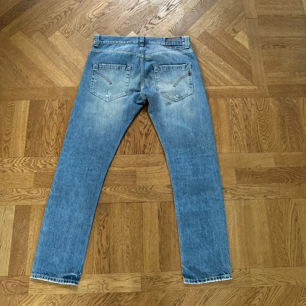 Skick 9/10 Storlek 33 Nypris - 2999 kr🟥 Vårt pris - 1199🟩. Jeans & Byxor.