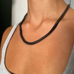 Stål halsband - Justerbar storlek, knappt använd.  Kund betalar frakt samt pris