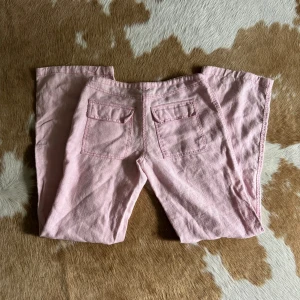 BABYROSA LINNEBYXOR - Helt otroliga vintage lowaisted linnebyxor! Så fina detaljer med knytning i midjan, broderi och perfekta snygga bakfickorna. Najs rak passform och som nya!!!  Intressekoll, kom med bud☺️☺️