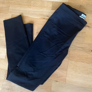 Kostymbyxa Filippa K - Snygga kostymbyxor i nyskick från Filippa K💖 Nypris är ca 1500 kr Hör av dig vid intresse och tveka inte med att ställa frågor 🥰