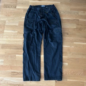 Cargo pants - Ett par riktigt feta cargo byxor, massa olika fickor både stora och små. Det förekommer lite heelbite. Lite stretch i midjan vilket är superskönt