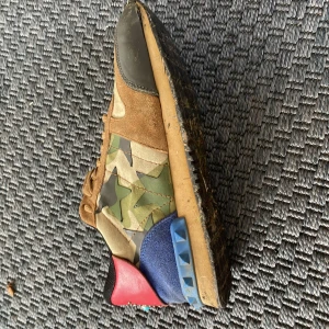 Rockrunners  - Säljer mina rockrunners pga för små för mig. Säljer billigt eftersom det är ett hål på höger sko men inget som syns. Skick 6/10. Pris kan diskuteras 