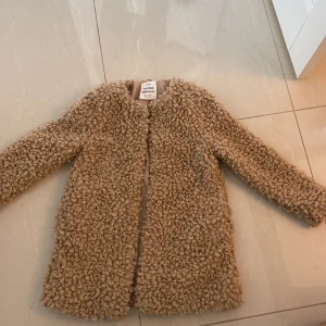 Teddy bear kappa - Grymt snygg beige Teddy bear kappa, i ett otroligt skik. Otroligt mysig och tun men ändå gör sitt jobb med att förvara värme