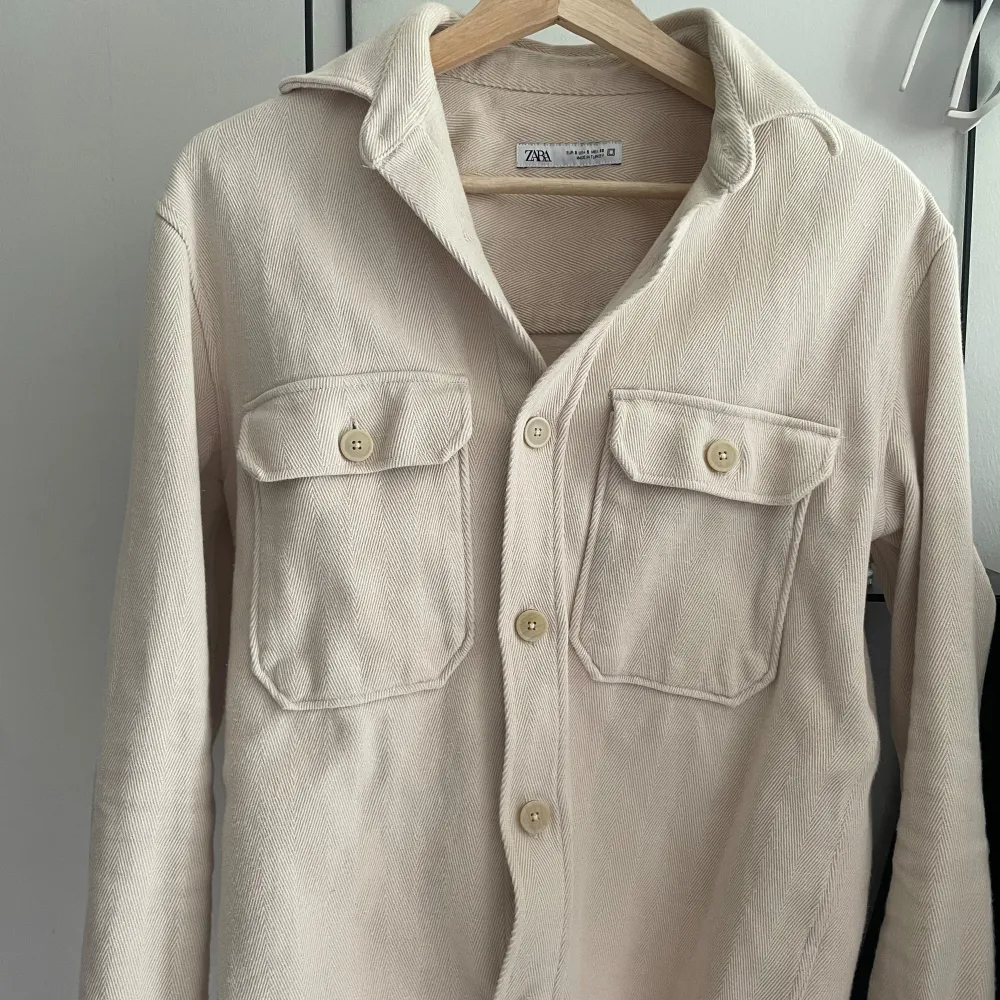 Overshirt/jacka från zara, använd fåtal gånger, köpte för 800kr . Jackor.