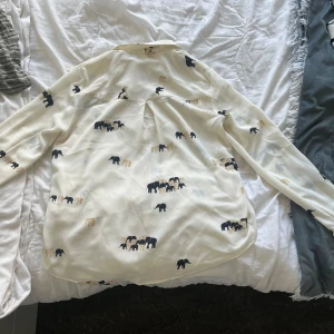 Blusa - En fin blusa av zara basic med storlek M Kostar 90kr