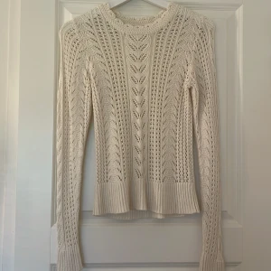 Indiska stickad/virkad tröja - Super söt stickad/virkad tröja från indiska i vit/cremevit, använd någon enstaka gång därav perfekt skick❣️ super mjuk och skön, inga noppror eller liknande💘 Så så fin till hösten! 🍂🎃 storlek xs