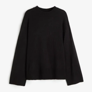 Stickad tröja - Svart stickad tröja använt fåtal gånger. Säljer för jag inte använder den. Storlek XS. Skriv för mer information🖤