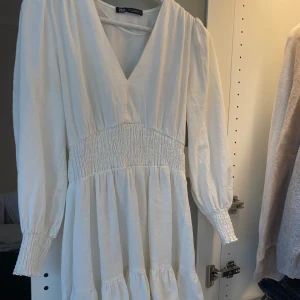 Vit strand klänning - knappt använd, köpt för något år sedan på zara. Säljer då den inte kommer till användning. Storlek Xs 