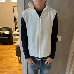 fleece väst  - Säljer en fleece väst. Skick 8/10. Modellen är 180 och väger 61. Skriv vid frågor eller funderingar.😊