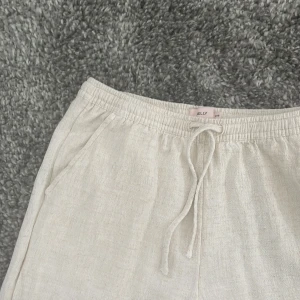 Nelly linnebyxor - Säljer mina fina linnebyxor från nelly i storlek xxs men passar som xs. Endast använda några få gånger så väldigt fint skick💞