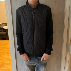 Bläck cardigan  - Säljer nu min cardigan då jag börjat bli sugen på nytt. Köpt för 1400 och säljs inte längre. Skick 8/10. Modellen är 180 och väger 61. Skriv vid frågor eller funderingar.😊
