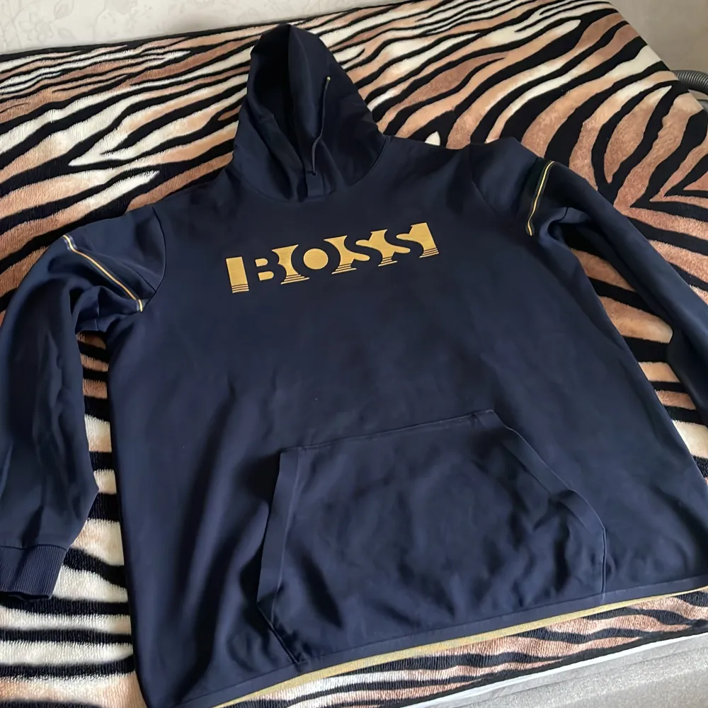 En boss hoodie i marinblå i top skick 9/10. Köpt från boss hemsidan för nypris på 2000kr säljer billigt för jag måste få bort den. Storlek XXL. Hoodies.