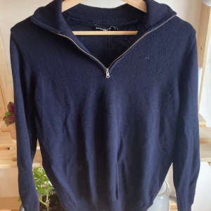 J.Lindberg Halv Zip Polotröja - En autentisk J.Lindberg Polotröja, varan är i bra skick. Kom med prisförslag.