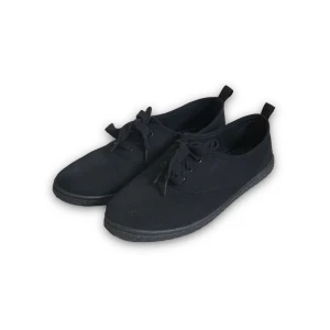 Svarta sneakers - Ett par svarta sneakers med snörning och låg profil. Skorna har en enkel och stilren design med en svart sula och svarta skosnören.