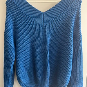 Stickad tröja - Jättemjuk stickad tröja köpt second hand. Inte särskilt mycket använd. Passar bra på S också. Jättefint skick💗