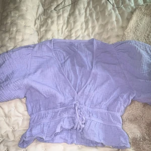 Super söt topp  - Så fint blus/ topp som jag köpt utomlands. Perfekta färgen till sommaren/ våren💞säljer då jag har två