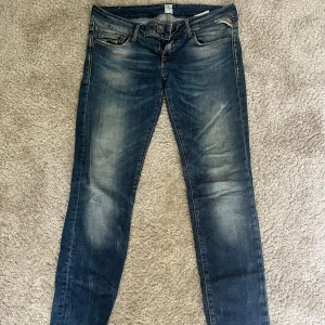 Second hand jeans - Köpta på en marknad i Rom förra sommaren men passade tyvärr inte mig, därav har jag aldrig använt dem! De har en egenklippt slits längst ner💗