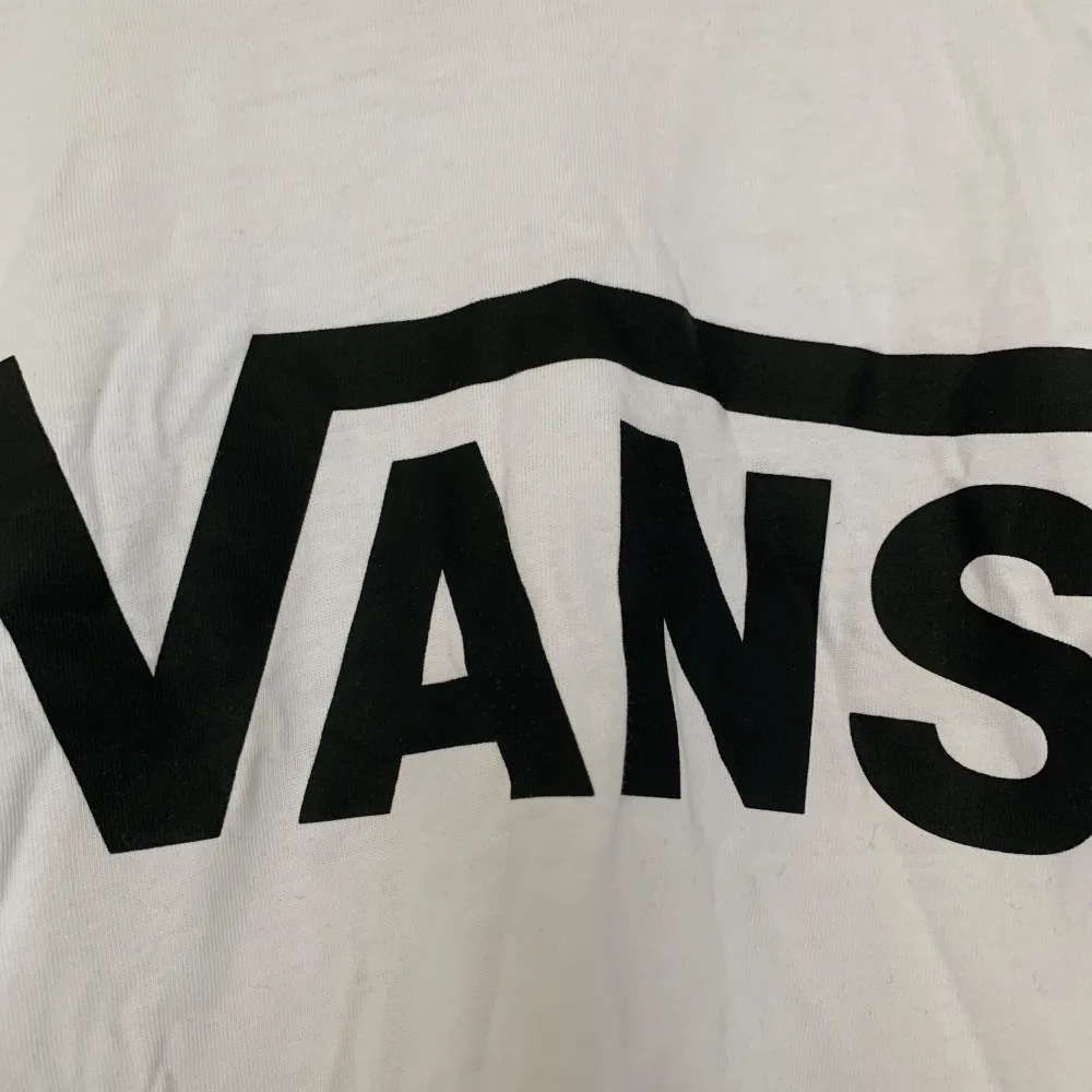 En vans tröja som jag använt 2 gånger. Den är väldigt lång.  Säljer då den inte är min stil längre. . T-shirts.