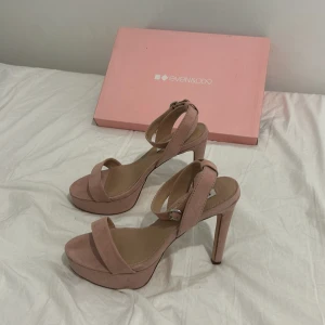 Even&Odd Sandaletter - nude färg - Even&Odd sandaletter i nude färg (kommer med förpackningen), storlek 37, väldigt gott skick, svår att få tag på marknaden då modellen inte säljs längre, originalpris 559 kr, mitt pris kan diskuteras!!