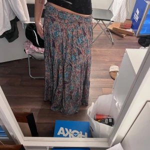 Långkjol  - Super fin mönstrad långkjol som jag köpt på en marknad i Spanien🥰 skriv vid frågor/bilder! Knappt använd💕 pris kan diskuteras!!