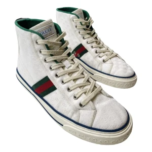 Gucci - White Gucci Tennis 1977 High-Top Sneakers - White Gucci Tennis 1977 High-Top Sneakers i storlek 36/37. Oanvända och köpta på en Gucci-butik för 9500 kr. Säljes på grund av att dem inte kommer till användning. Pris kan diskuteras.