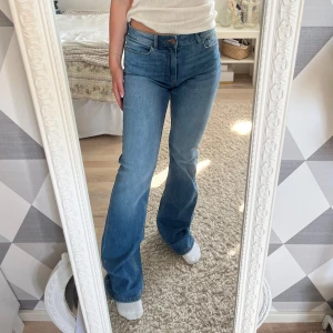 Jeans - Jättefina utsvängda byxor från Lindex. Jag är 160 cm och de är lite långa på mig, men det passar bra ändå! Storlek 38 men de passar även både lite mindre och större storlekar då de är ganska så stretchiga