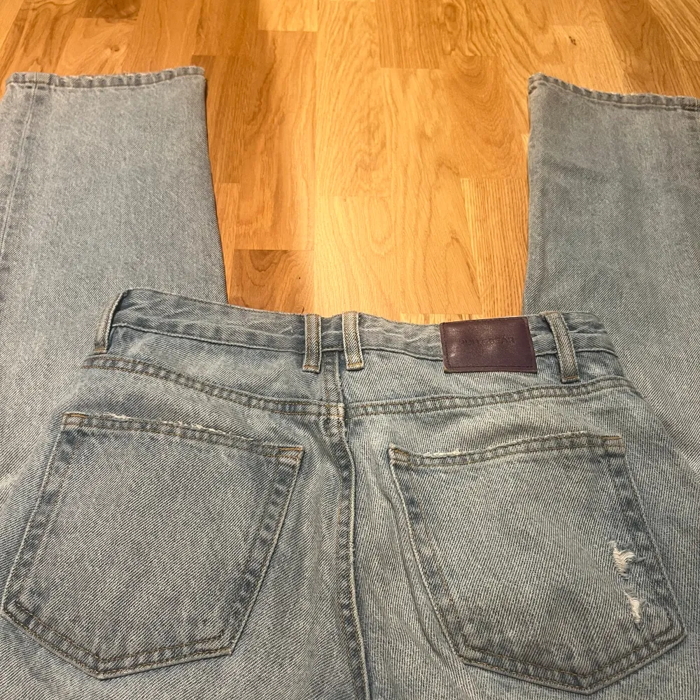 Mid waist jeans från pull & bear, storlek 34. Knappt använda . Jeans & Byxor.