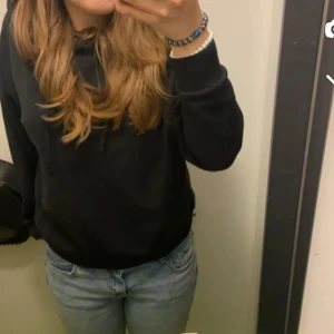 Hoodie - Svart hoodie som inte är använd mer en två gånger ❤️
