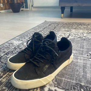 guseppi zanotti skor - säljer pga inte riktigt min stil och behöver pengar de är äkta men finns tyvärr inte äkthetsbevis skorna är använda de är bara lite smutsiga o de går o fixa ingen box!