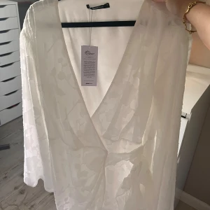 klänning  - lappen kvar!