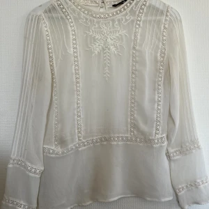 Vit blus - Vit genomskinlig blus med broderade detaljer. Köpt second hand men ursprungligen från zara. Den har några små fläckar som inte går bort som var där när jag köpte den. 