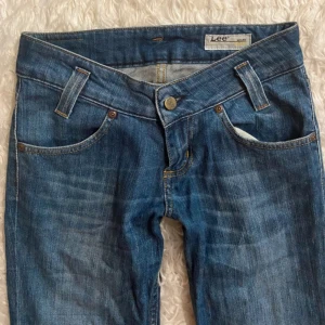 Lågmidjade bootcut jeans - Säljer dessa jättesnygga lågmidjade bootcut Lee jeans som är i perfekt skick, stl W26 L31💓Skulle säga jeansen passar en XS-XXS. Innerbenslängden är 78cm och midjemåttet är 34cm. Skriv om du har mer frågor 💓