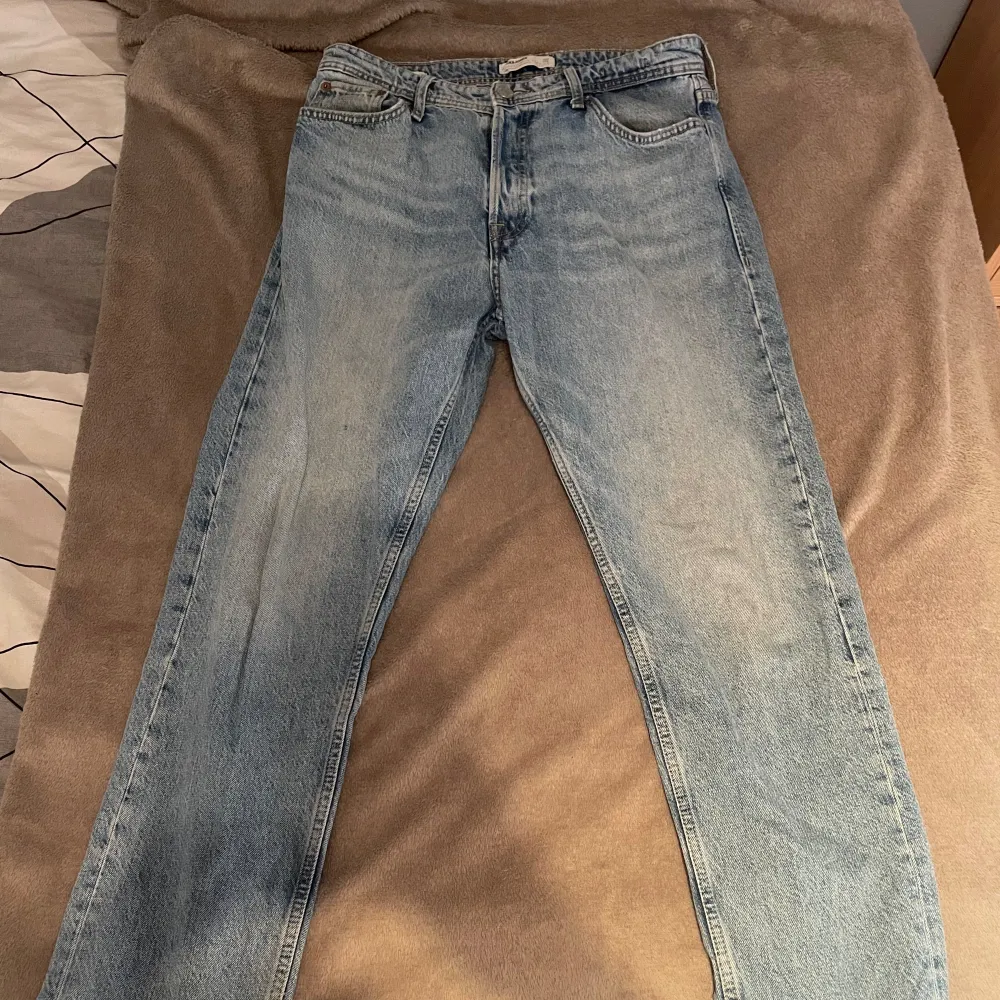 Tja säljer ett par knappt använda jack & jones jeans storlek 31/32. Jeans & Byxor.