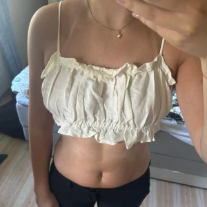 Topp - Jätte fin topp från H&M i storlek S, snörning i ryggen och toppen är i jätte fint skick.  Pris: 100kr + frakt