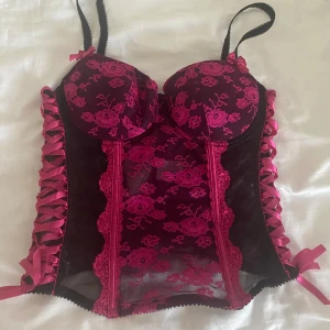 Rosa & svart Korsett - Korsett från Sellpy men ursprungligen H&M, jätte bra skick och inga defekter, storlek 75C. Aldrig använt då den va lite liten köpte för 120kr