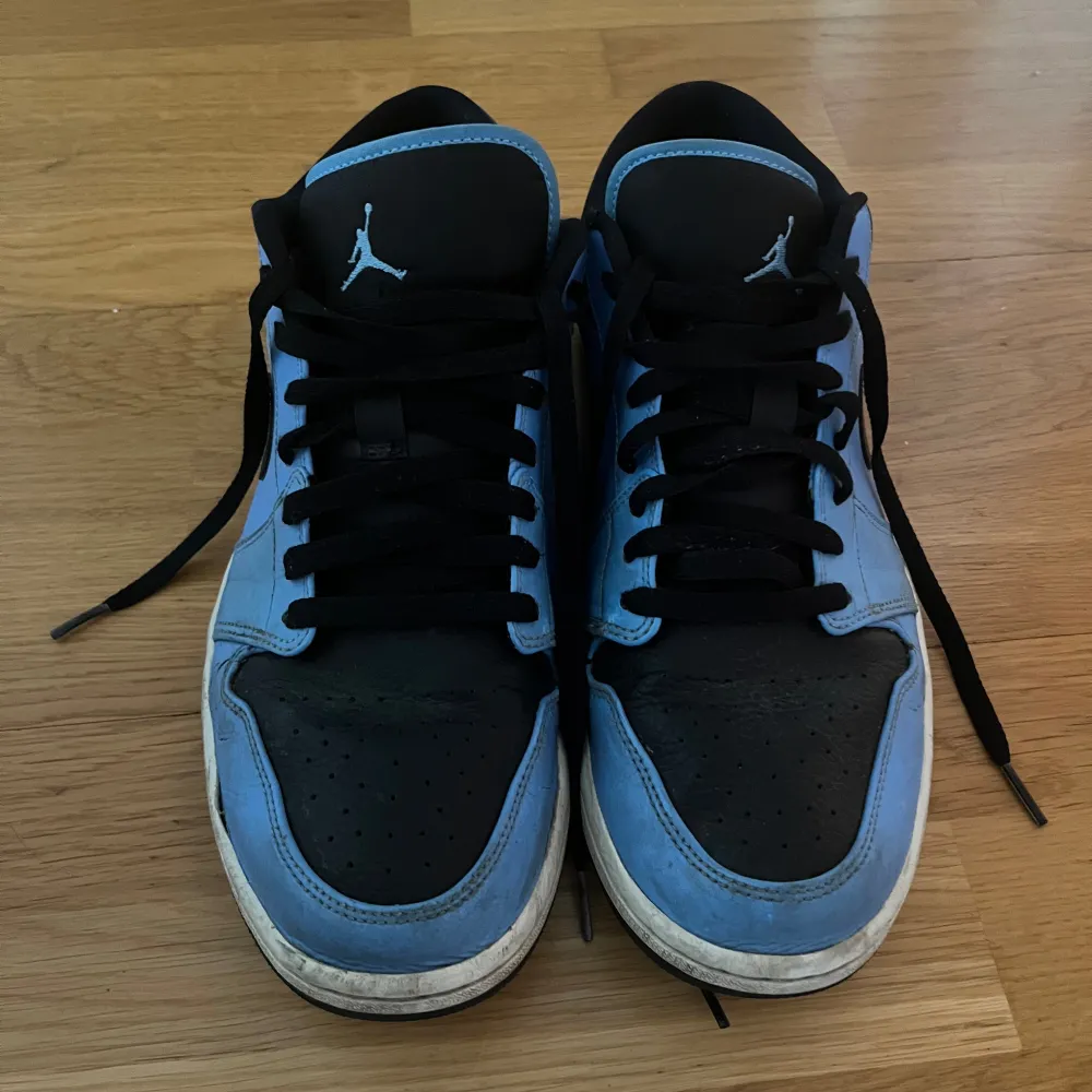 relativt slitna jordan 1s, har en del smuts på sig men borde funka att tvätta dem rätt lätt. Lite creased här och var. (Har inte kvar orginallådan). Skor.