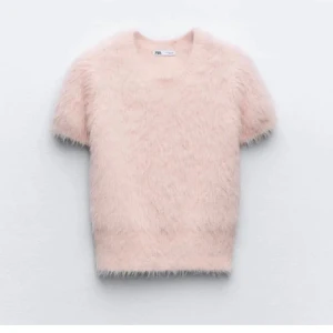 Zara stickad tröja - Säljer denna fina tröjan som jag köpte från en annan person på plick. Jag säljer på grund av att den inte passade mig i sin storlek. Storleken är M men för mig satt den som en S. Där av skulle jag säga att den är en liten M/ S. Super bra skick!!