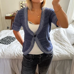 trekvartsärmad stickad kofta  - trekvartsärmad blå kofta som jag älskar jättemycket!!! från anna field i storlek 36 och mycket bra skick! skriv för fler bilder 