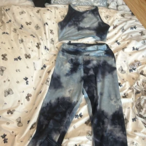 Tränings set  - Väldigt bekväma träningskläder som har används innan men inga skador 😊