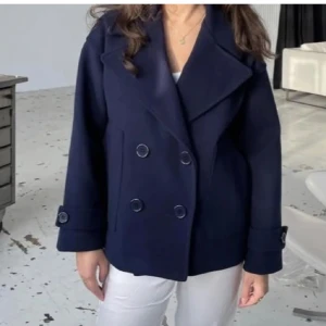 Design by si kappa - Säljer min jätte fina design by si kappa då jag köpt en ny nu, fint skick fortfarande då den blivit använd sparsamt. Finns små nopprar men verkligen inget som syns tydligt. Skriv för egna bilder!