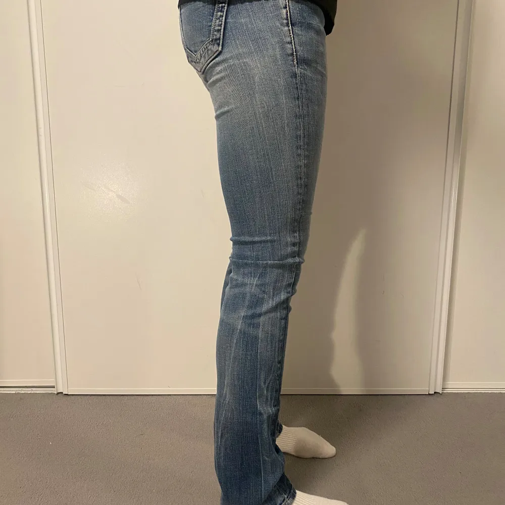 Hej! Vi säljer nu dessa Replay dam jeans. Jeansen är i toppskick 10/10. Modellen är 174 och väger 64kg. Hör av dig vid frågor!. Jeans & Byxor.