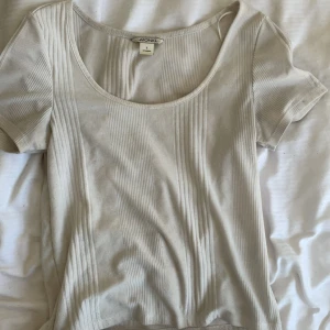 En t-shirt - En jättesöt t-shirt, lite ribbad typ! Lite tecken på användning men man ser de typ inte alls, skick 8,5/10! Skulle säga S/XS, pris går att diskutera vid snabb affär!