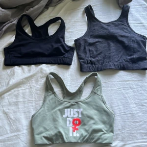 Tränings toppar - Säljer alla dessa tränings toppar då de är för små❣️Skriv för storlekar och fler bilder❣️20kr/st❣️