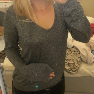 Tröja  - Superfin glittertröja. XL men passar mig som har S 💕tryck gärna på köp nu 