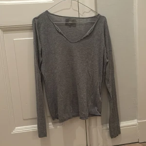 Zadig & Voltaire tröja - Grå tröja från Zadig & Voltaire med mönstret av en fjäril på ryggen. Lite sliten på framsidan.