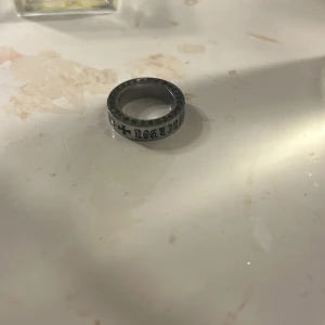 Chrome hearts silver  - Fick den här ringen av en vän den passar inte mig så mycket så vill sälja den 