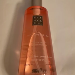 *NY*Sakura Dry Oil, 100 ml, Fr Rituals  - Rituals The Ritual of Sakura Dry Oil för kroppen. Cherry Blossom & Rice Milk doft. Slutsåld på Rituals hemsida, lite svårare att få tag i. Nypris 259 kr.   Få varje dag att kännas som en ny början med The Ritual of Sakura Dry Body Oil. 